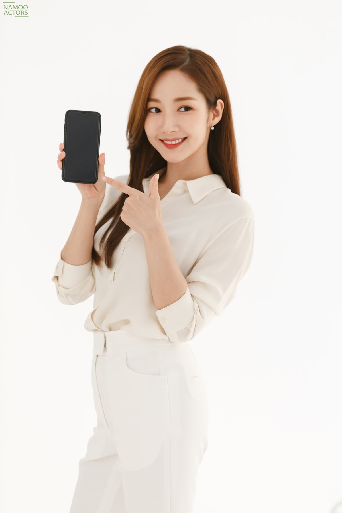 Park Min Young tung bộ ảnh hậu trường quảng cáo tràn đầy năng lượng