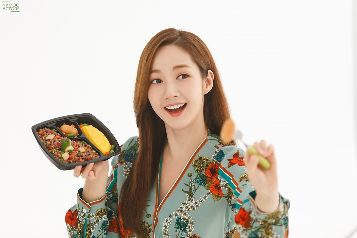 Park Min Young tung bộ ảnh hậu trường quảng cáo tràn đầy năng lượng
