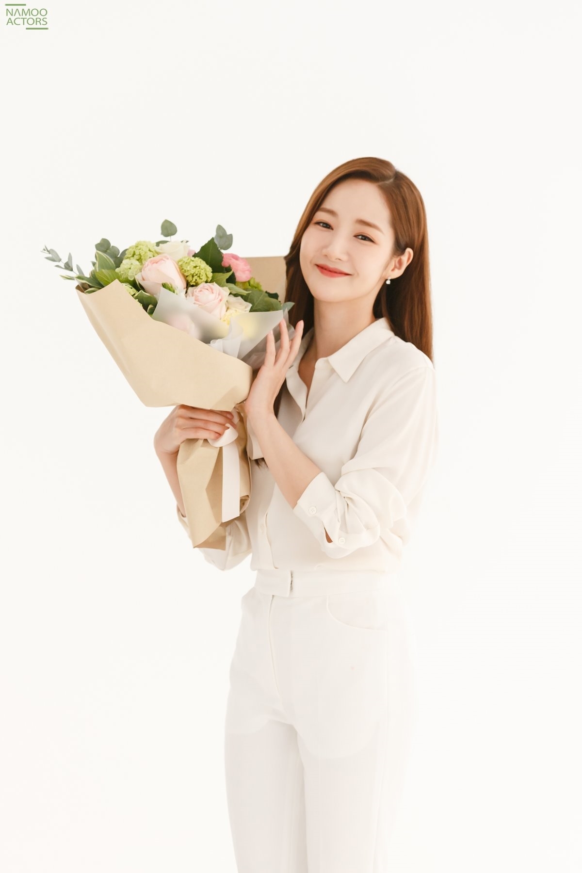 Park Min Young tung bộ ảnh hậu trường quảng cáo tràn đầy năng lượng