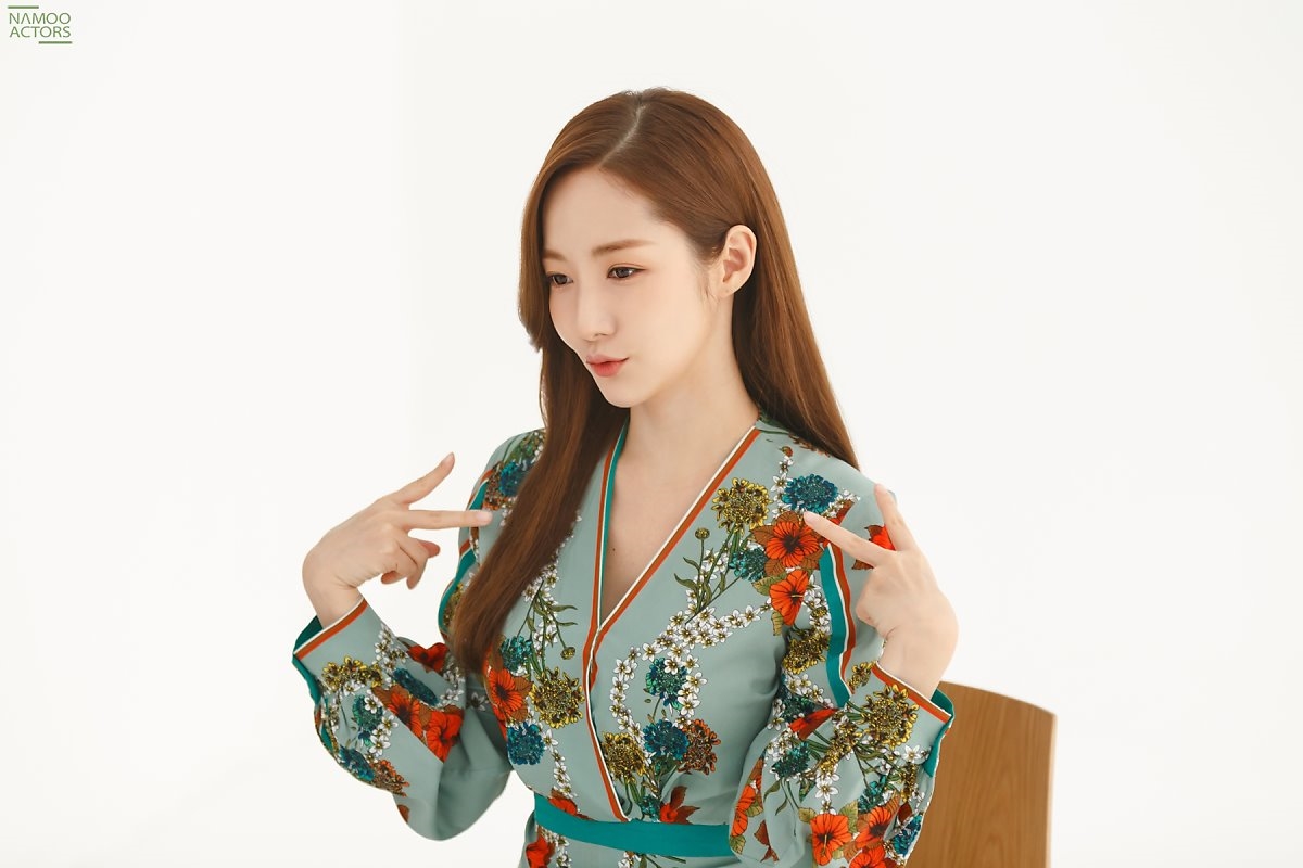 Park Min Young tung bộ ảnh hậu trường quảng cáo tràn đầy năng lượng