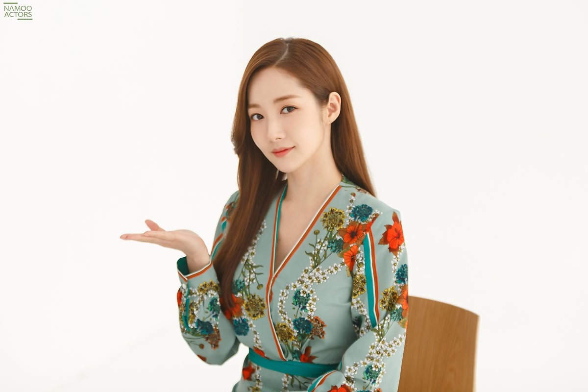 Park Min Young tung bộ ảnh hậu trường quảng cáo tràn đầy năng lượng