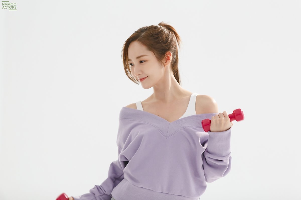 Park Min Young tung bộ ảnh hậu trường quảng cáo tràn đầy năng lượng