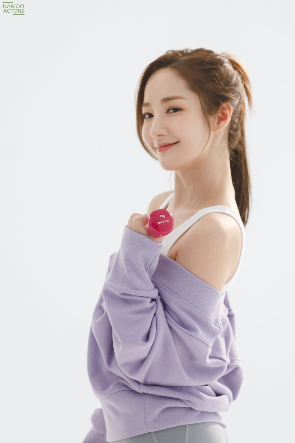 Park Min Young tung bộ ảnh hậu trường quảng cáo tràn đầy năng lượng