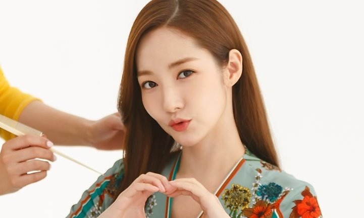 Park Min Young tung bộ ảnh hậu trường quảng cáo tràn đầy năng lượng