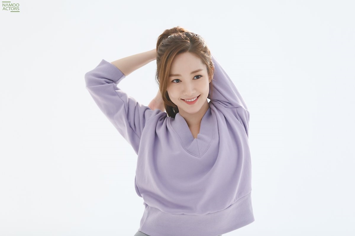 Park Min Young tung bộ ảnh hậu trường quảng cáo tràn đầy năng lượng