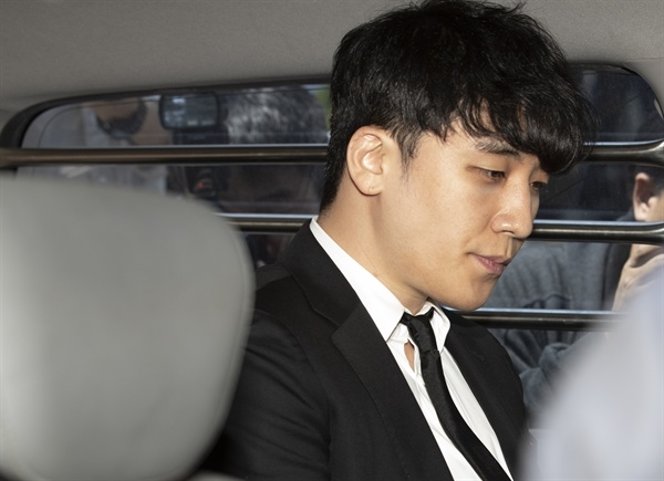 Seungri bị còng tay áp giải đi chờ phán quyết bắt giữ của tòa án