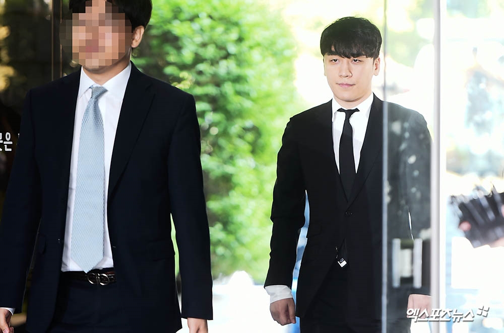 Seungri bị còng tay áp giải đi chờ phán quyết bắt giữ của tòa án