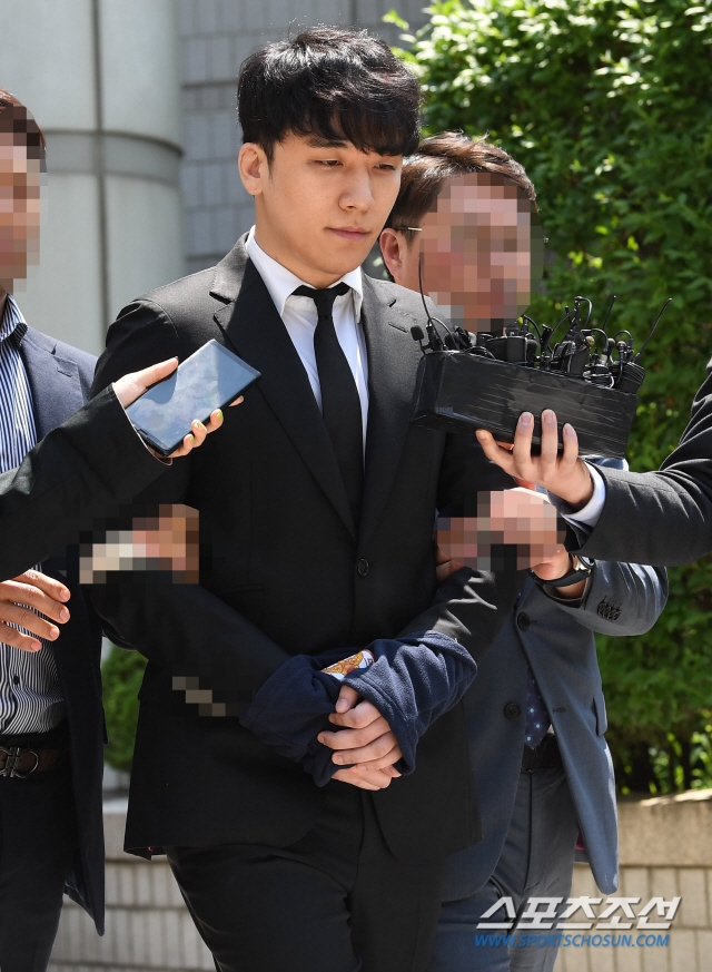 Seungri bị còng tay áp giải đi chờ phán quyết bắt giữ của tòa án