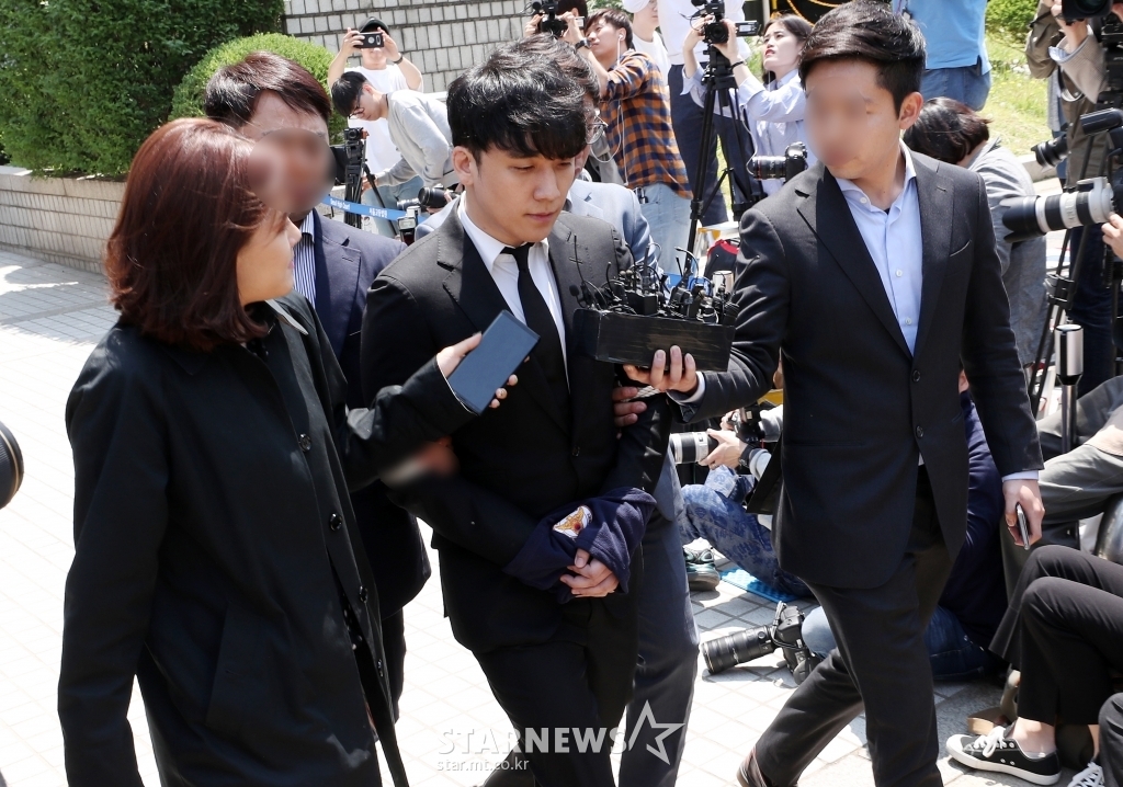 Seungri bị còng tay áp giải đi chờ phán quyết bắt giữ của tòa án