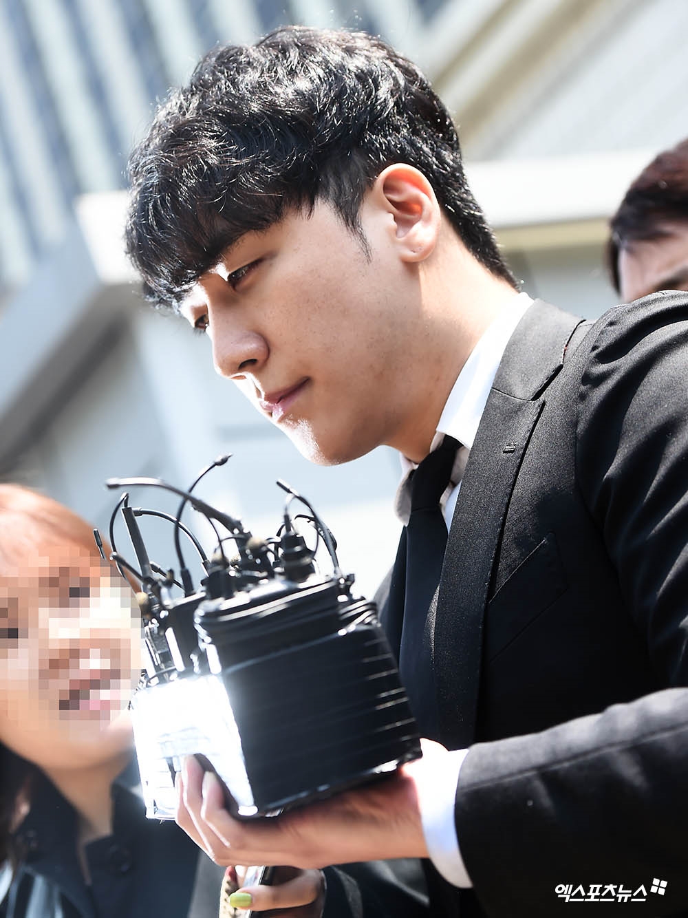 Seungri bị còng tay áp giải đi chờ phán quyết bắt giữ của tòa án