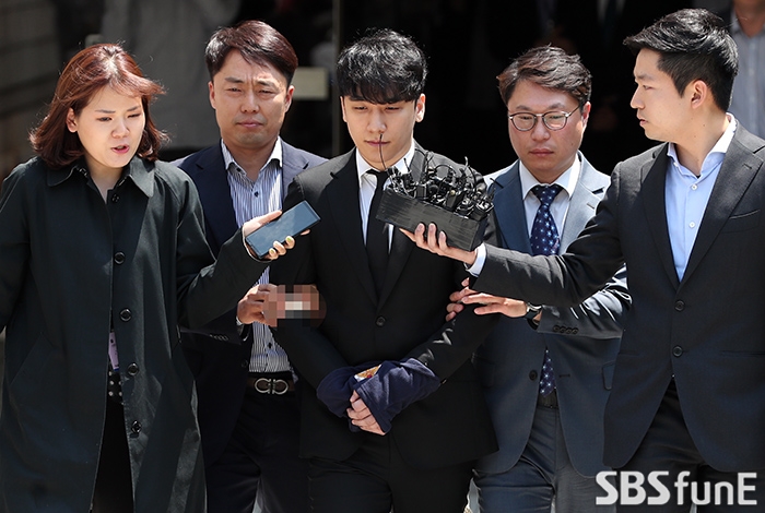 Seungri bị còng tay áp giải đi chờ phán quyết bắt giữ của tòa án