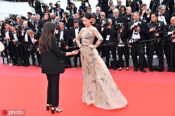 Ác nữ Diên Hy Công Lược bị ném đá vì giả ngu để bám trụ thảm đỏ Cannes