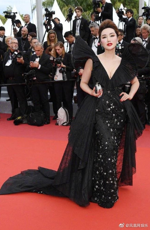Ác nữ Diên Hy Công Lược bị ném đá vì giả ngu để bám trụ thảm đỏ Cannes