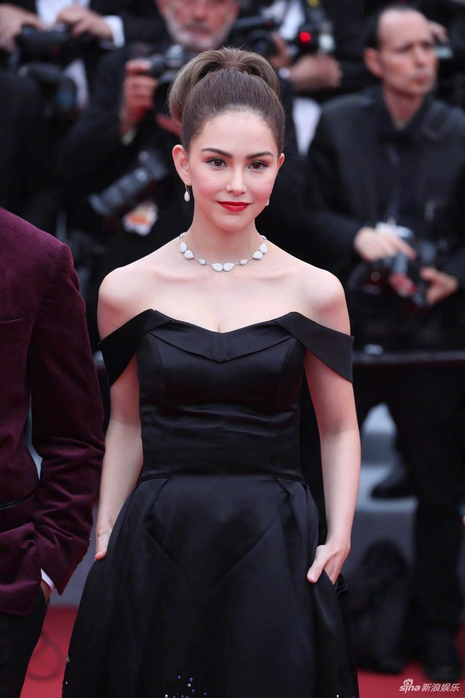Châu Kiệt Luân núp giữa đám đông để ngắm Côn Lăng trên thảm đỏ Cannes