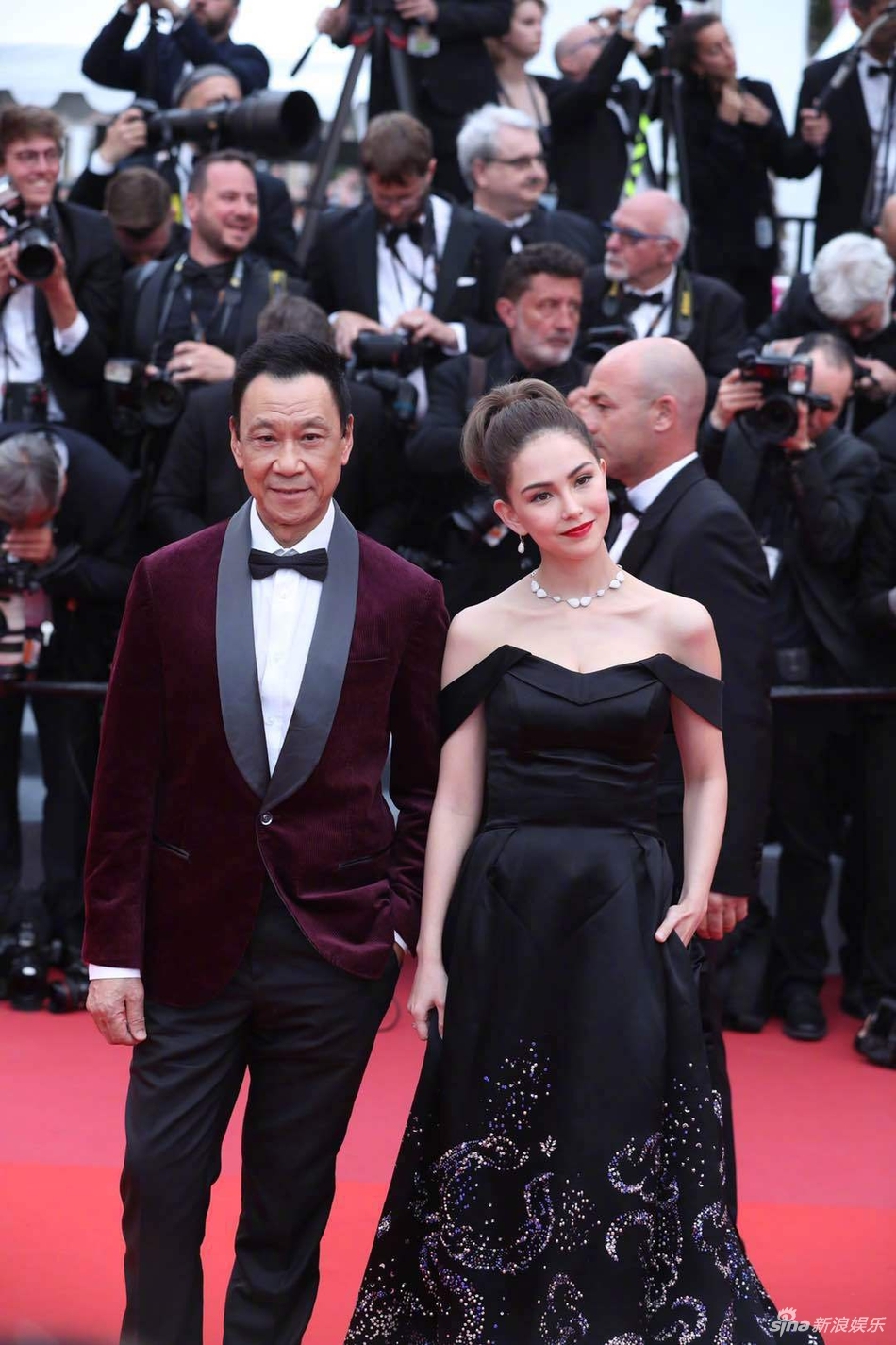 Châu Kiệt Luân núp giữa đám đông để ngắm Côn Lăng trên thảm đỏ Cannes