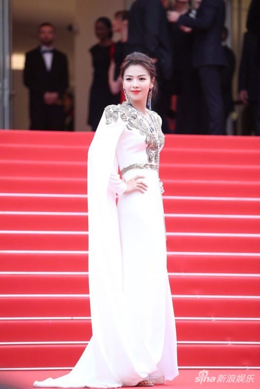 Châu Kiệt Luân núp giữa đám đông để ngắm Côn Lăng trên thảm đỏ Cannes