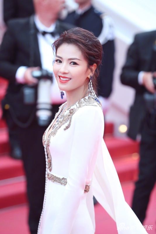 Châu Kiệt Luân núp giữa đám đông để ngắm Côn Lăng trên thảm đỏ Cannes