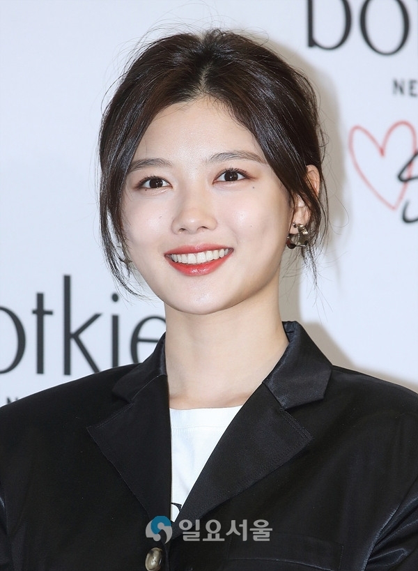 Kim Yoo Jung - Kim Sae Ron thể hiện tình bạn thân trên mạng xã hội