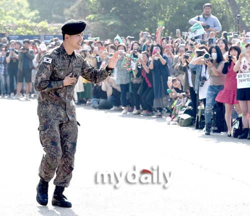 Taecyeon xuất ngũ trong sừ chào đón của Chansung và rừng fan