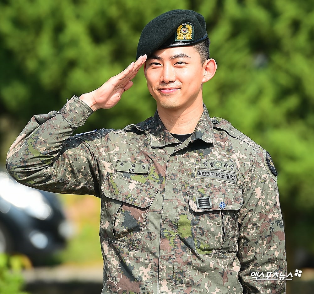 Taecyeon xuất ngũ trong sừ chào đón của Chansung và rừng fan