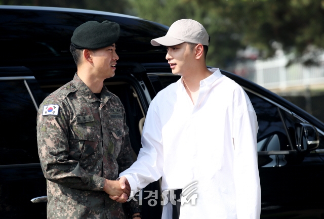 Taecyeon xuất ngũ trong sừ chào đón của Chansung và rừng fan