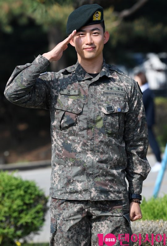 Taecyeon xuất ngũ trong sừ chào đón của Chansung và rừng fan