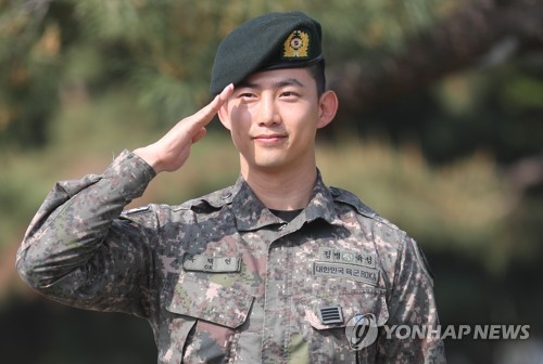 Taecyeon xuất ngũ trong sừ chào đón của Chansung và rừng fan