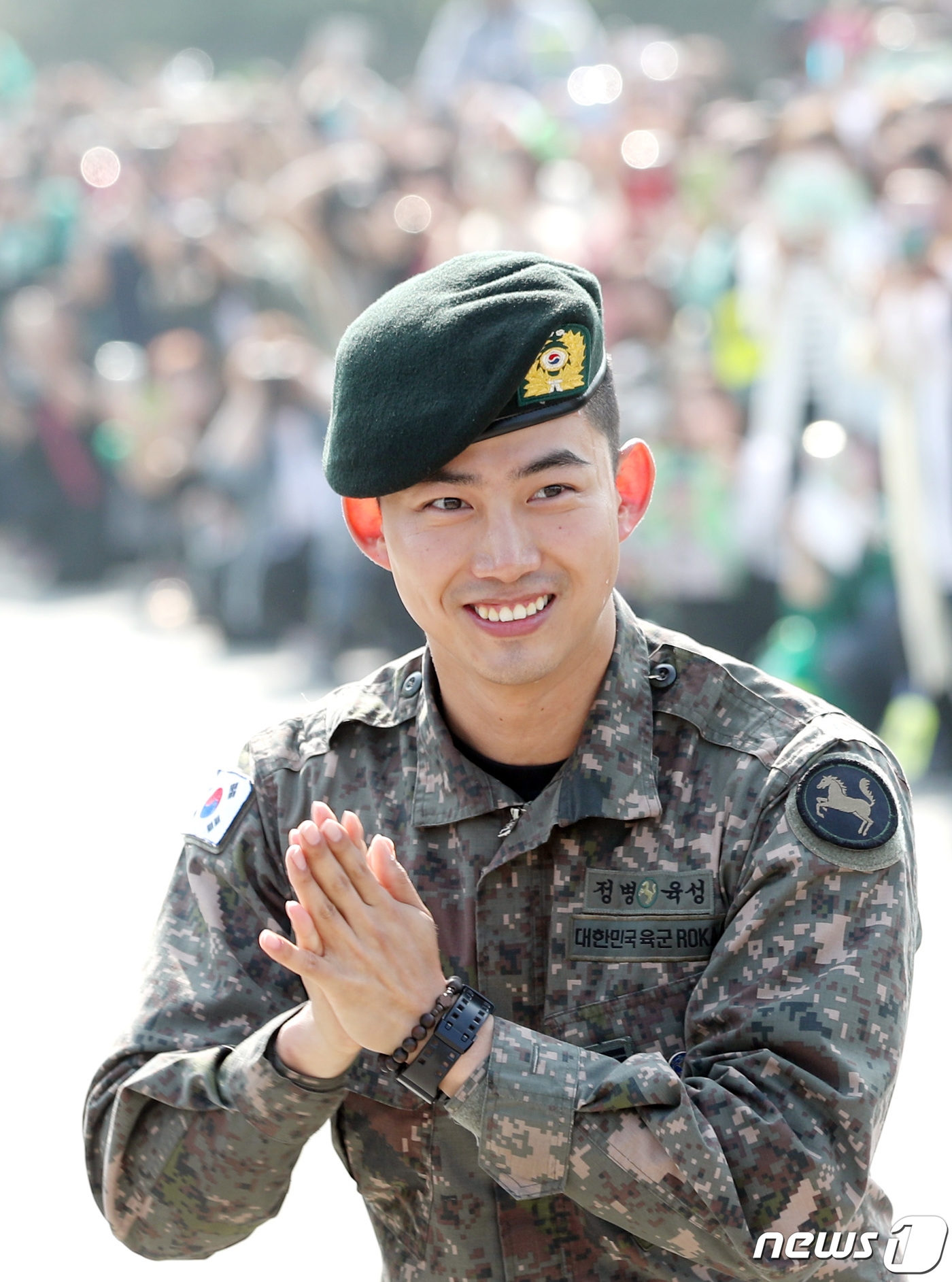Taecyeon xuất ngũ trong sừ chào đón của Chansung và rừng fan