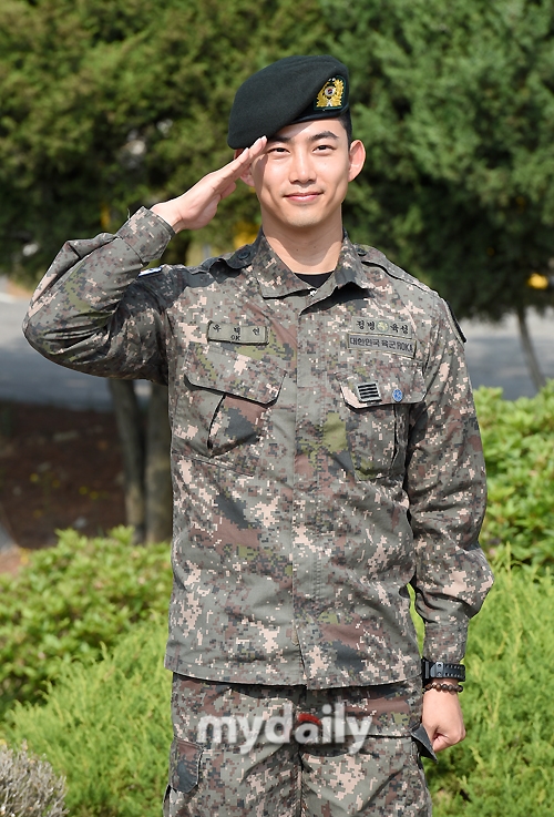 Taecyeon xuất ngũ trong sừ chào đón của Chansung và rừng fan