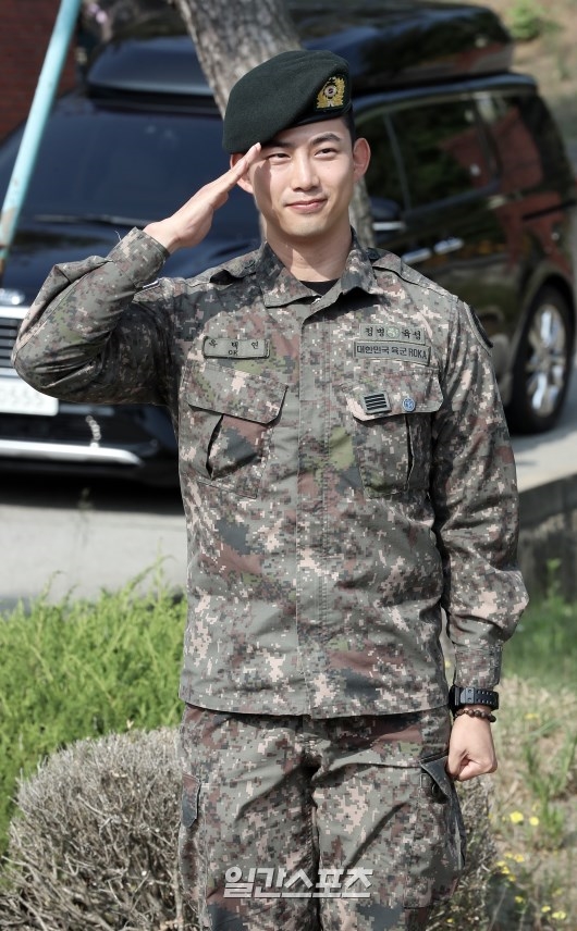 Taecyeon xuất ngũ trong sừ chào đón của Chansung và rừng fan