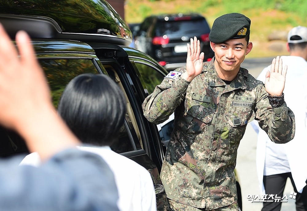 Taecyeon xuất ngũ trong sừ chào đón của Chansung và rừng fan