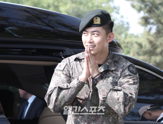 Taecyeon xuất ngũ trong sừ chào đón của Chansung và rừng fan