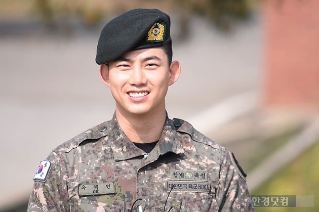 Taecyeon xuất ngũ trong sừ chào đón của Chansung và rừng fan