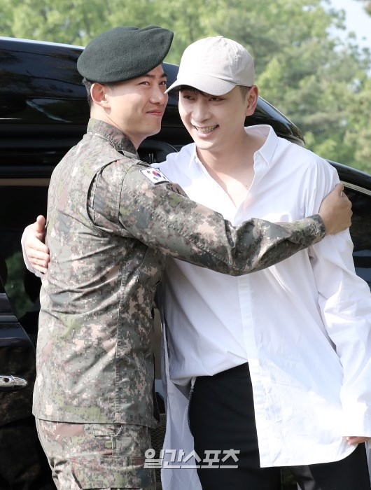 Taecyeon xuất ngũ trong sừ chào đón của Chansung và rừng fan