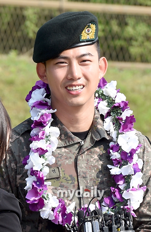 Taecyeon xuất ngũ trong sừ chào đón của Chansung và rừng fan