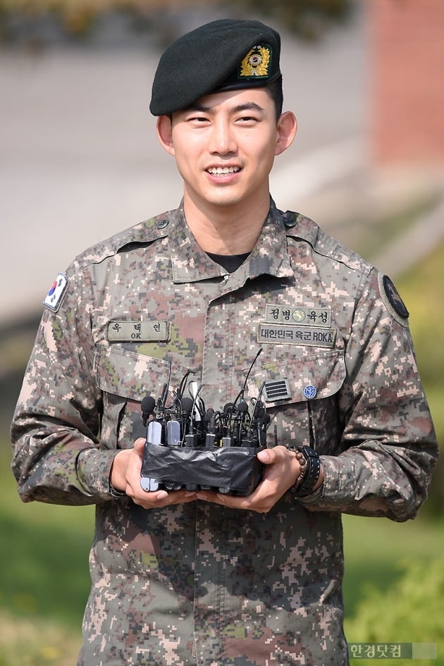 Taecyeon xuất ngũ trong sừ chào đón của Chansung và rừng fan