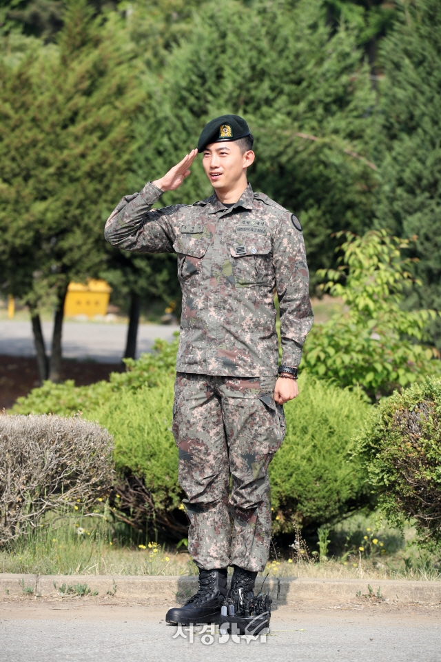 Taecyeon xuất ngũ trong sừ chào đón của Chansung và rừng fan
