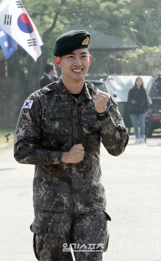 Taecyeon xuất ngũ trong sừ chào đón của Chansung và rừng fan