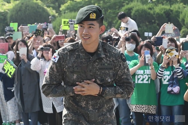 Taecyeon xuất ngũ trong sừ chào đón của Chansung và rừng fan