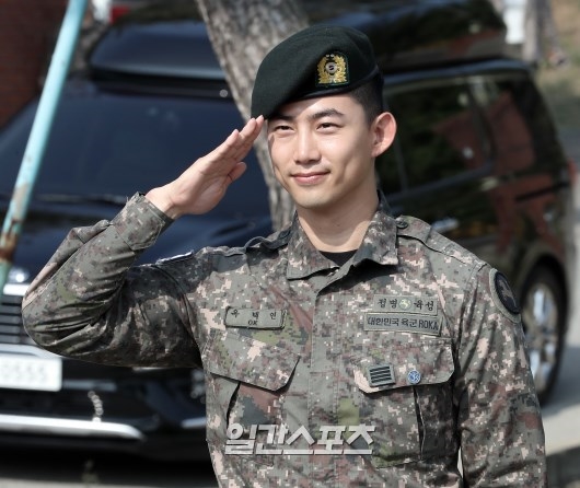 Taecyeon xuất ngũ trong sừ chào đón của Chansung và rừng fan