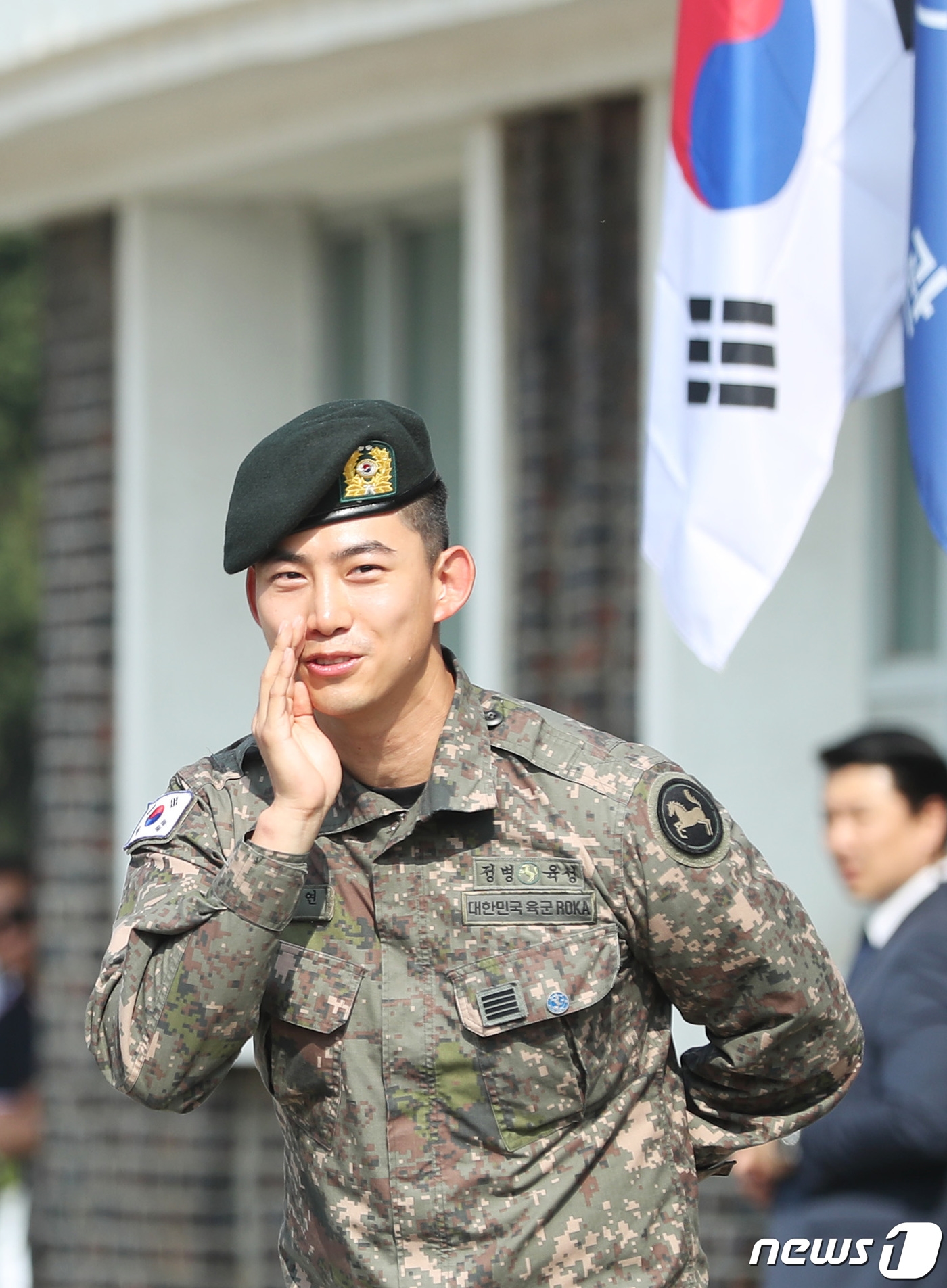 Taecyeon xuất ngũ trong sừ chào đón của Chansung và rừng fan