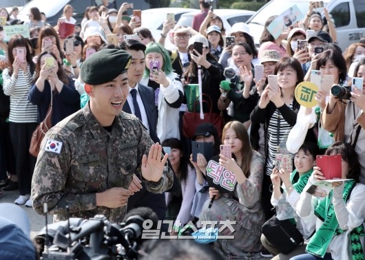 Taecyeon xuất ngũ trong sừ chào đón của Chansung và rừng fan