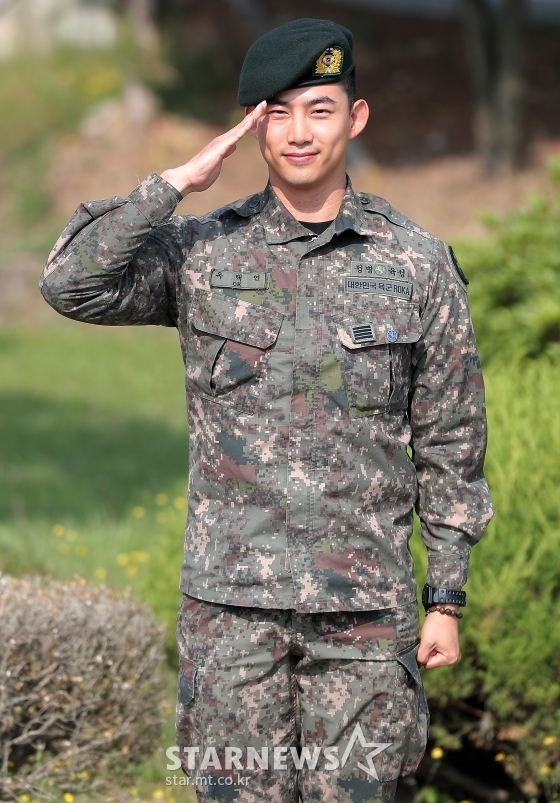 Taecyeon xuất ngũ trong sừ chào đón của Chansung và rừng fan