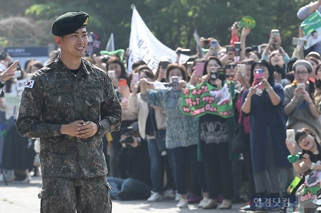Taecyeon xuất ngũ trong sừ chào đón của Chansung và rừng fan