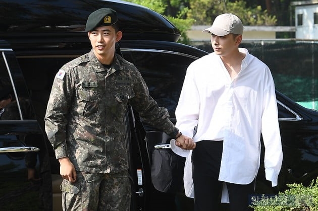 Taecyeon xuất ngũ trong sừ chào đón của Chansung và rừng fan