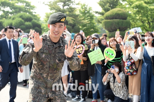 Taecyeon xuất ngũ trong sừ chào đón của Chansung và rừng fan