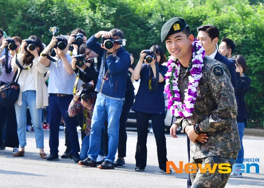 Taecyeon xuất ngũ trong sừ chào đón của Chansung và rừng fan
