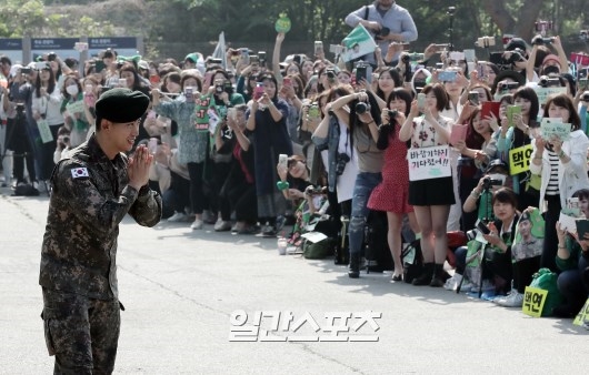 Taecyeon xuất ngũ trong sừ chào đón của Chansung và rừng fan