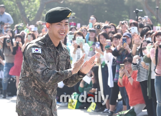 Taecyeon xuất ngũ trong sừ chào đón của Chansung và rừng fan
