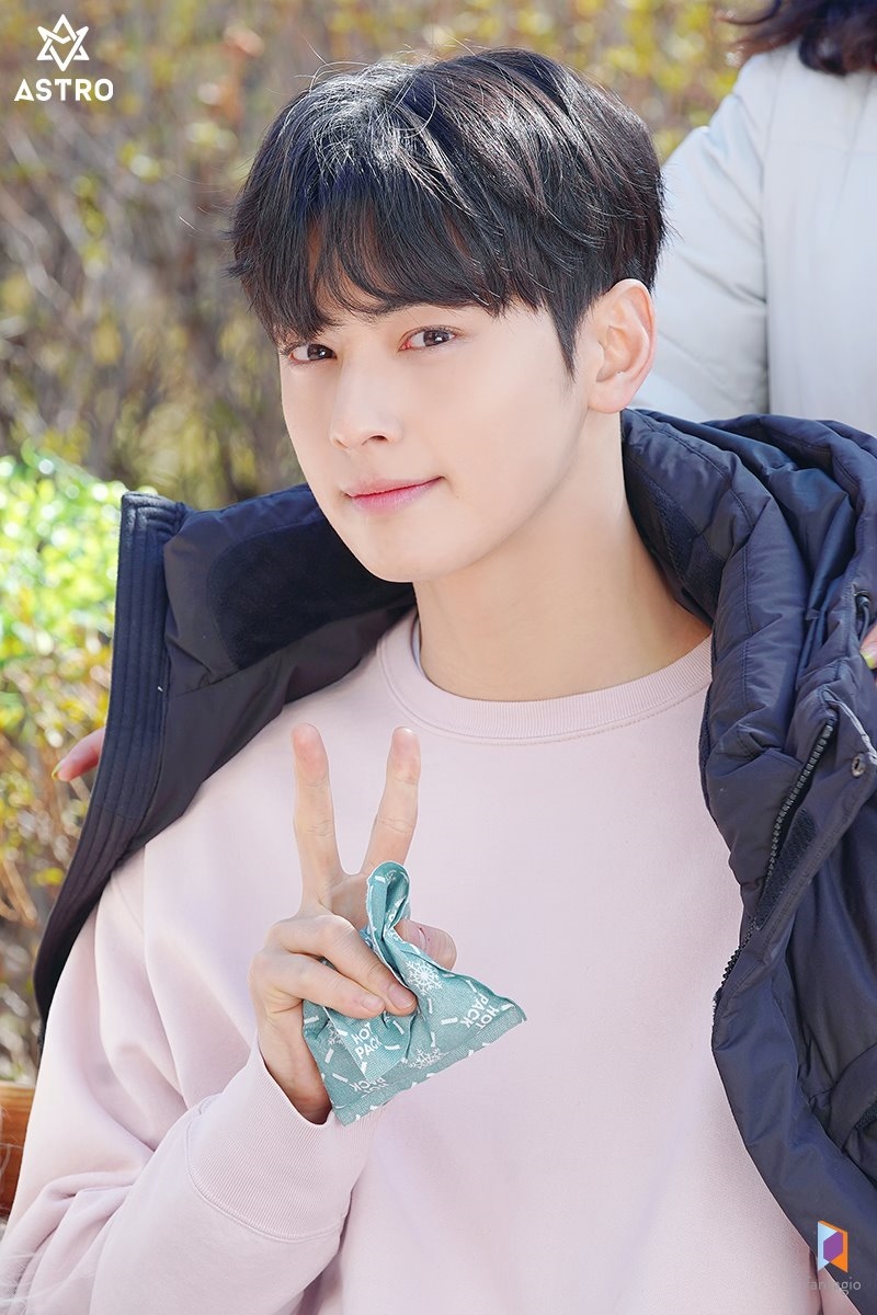 Cha Eun Woo tung bộ ảnh hậu trường quảng cáo mới đẹp nao lòng